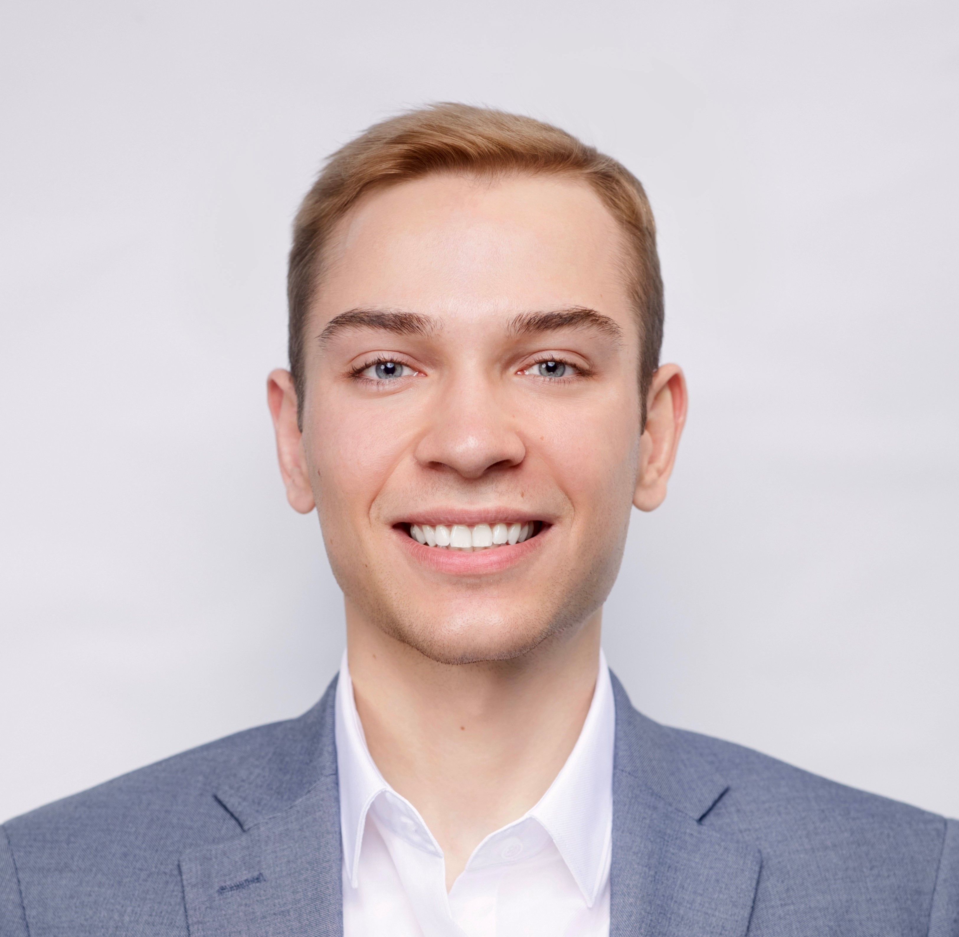 Daniel Davydov Headshot